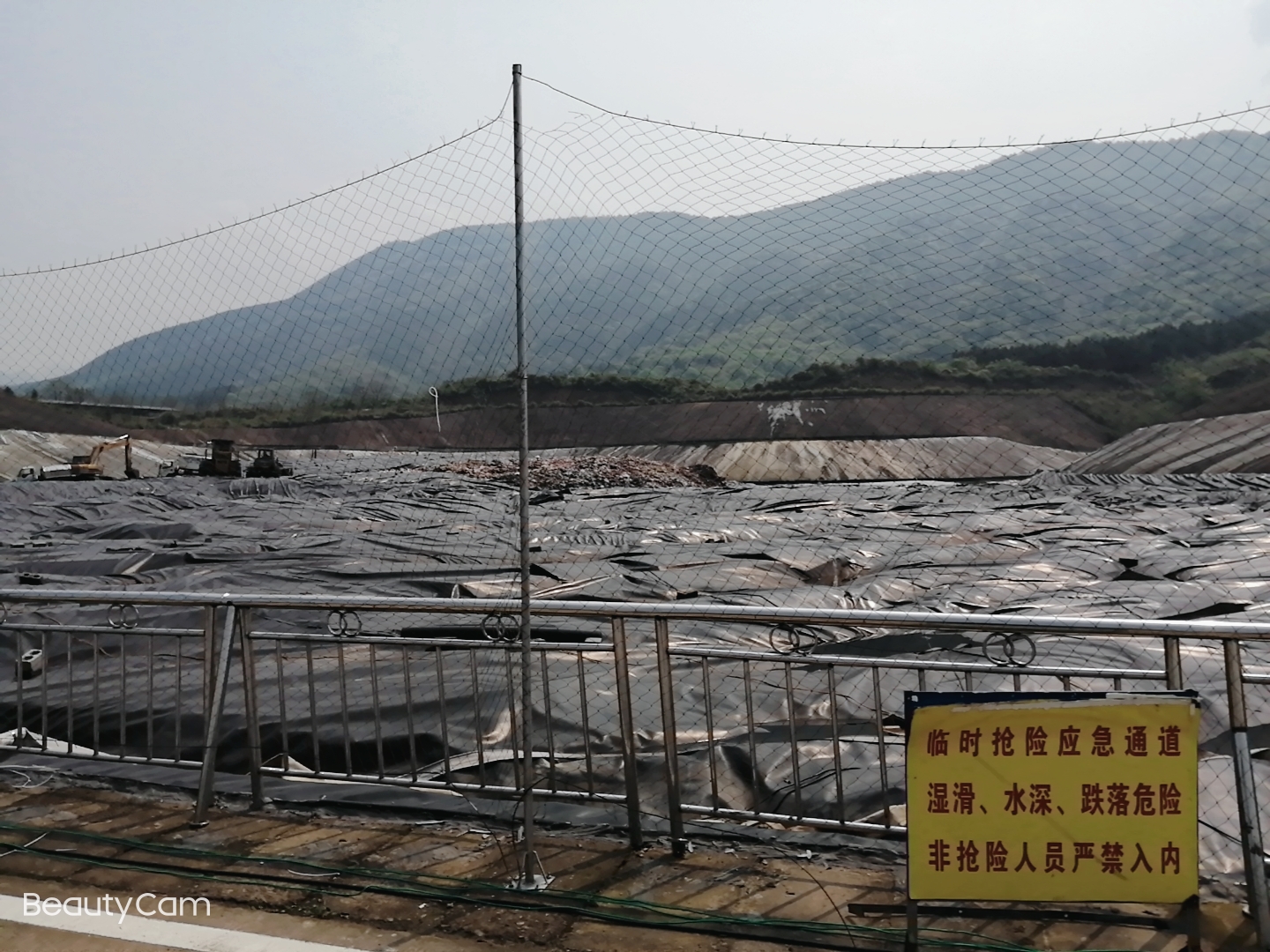 城市垃圾滲濾液的傳統(tǒng)處理方法包括生化法和物理化學(xué)法，物理化學(xué)法由于處理效果不是很理想而很難得到實際應(yīng)用，生化法更因為垃圾滲濾液的可生化性低而沒有很好的處理效果。 
